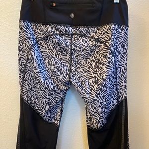 Gently used Lululrmon crop pants. No snags or stains.